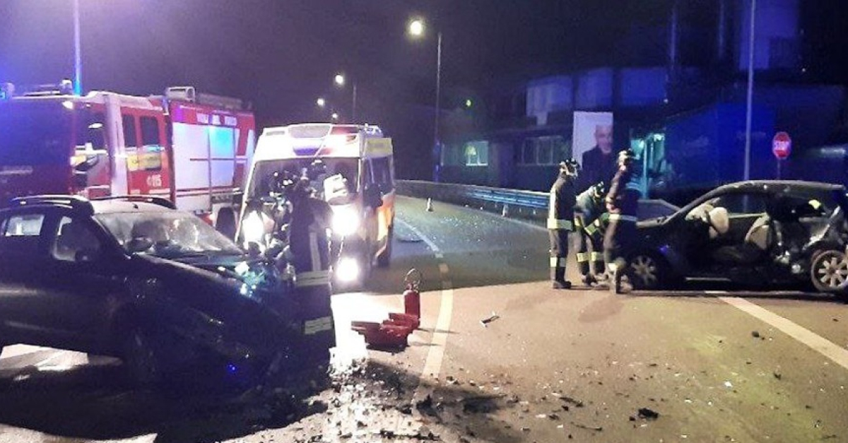 Tremendo schianto nella notte tra due macchine: l'impatto violentissimo ...