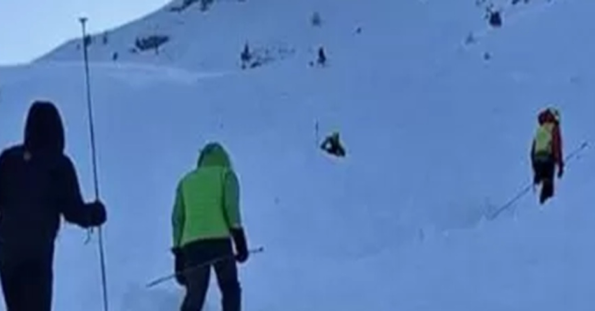 Tragedia in montagna, morta una donna travolta da una valanga: il corpo ...