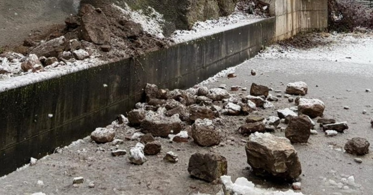 Un forte rumore, poi il crollo di roccia e massi vicino all'abitazione ...