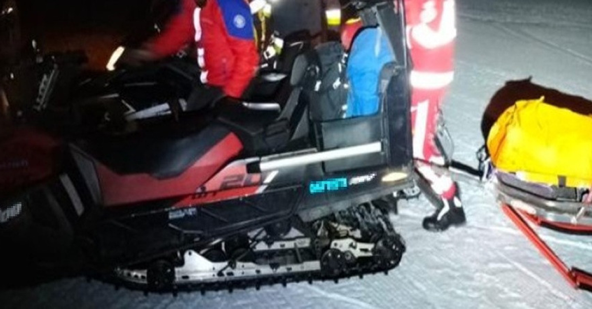 Rimane a terra sulle piste da sci dopo una caduta con la motoslitta: il ...