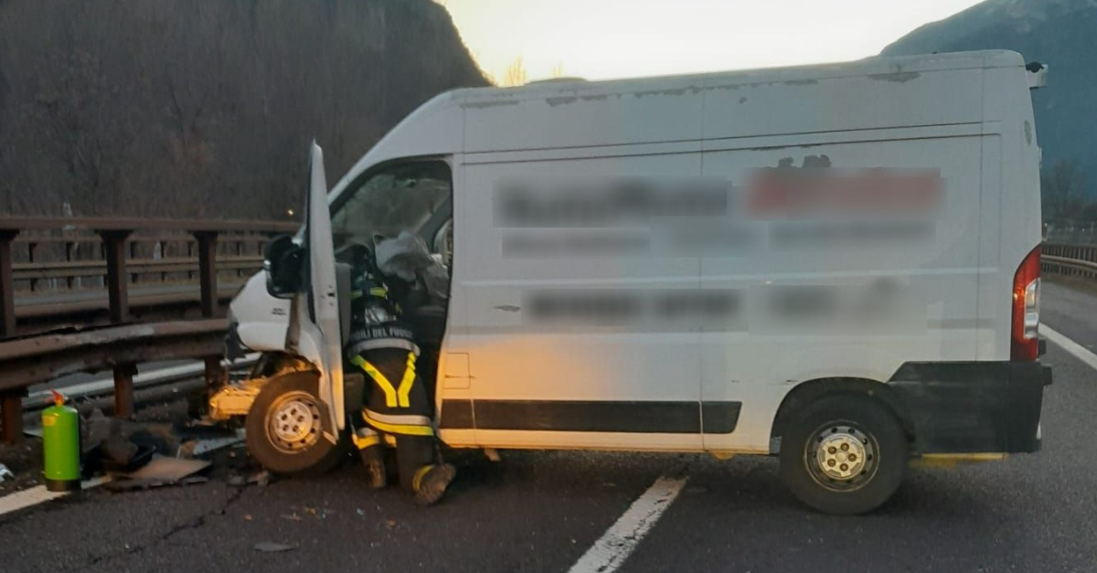 Perde il controllo del furgone e si schianta contro il guard rail in ...