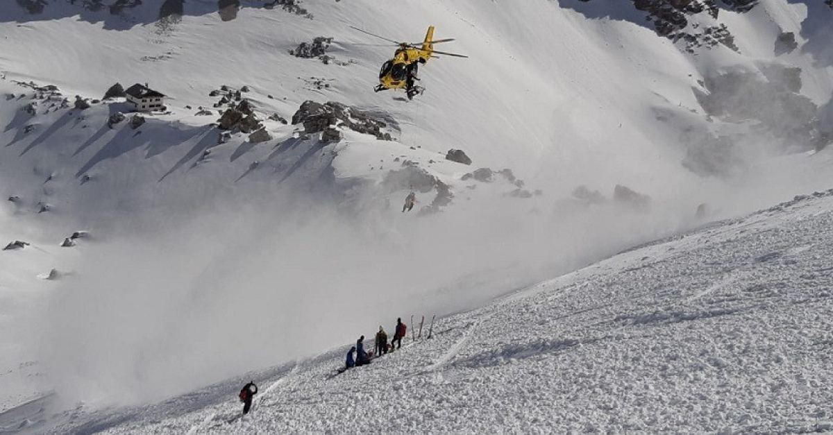 Tragedia in montagna, una valanga travolge due giovani sciatori: morti ...