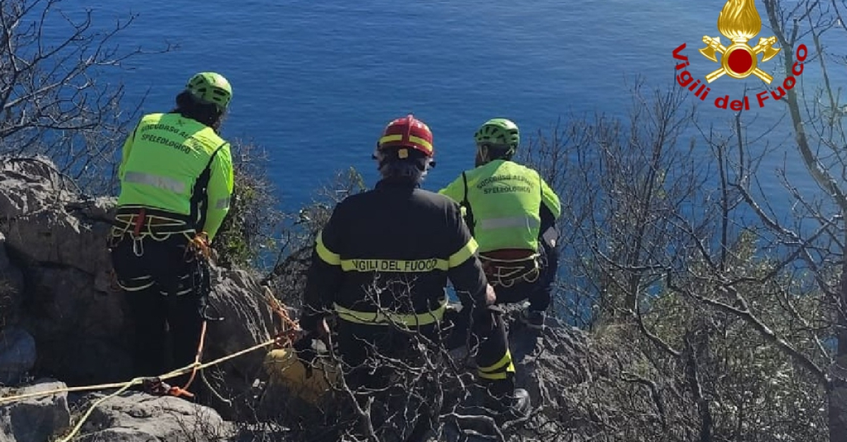 Scivola dal sentiero a picco sul mare e cade per decine di metri ...