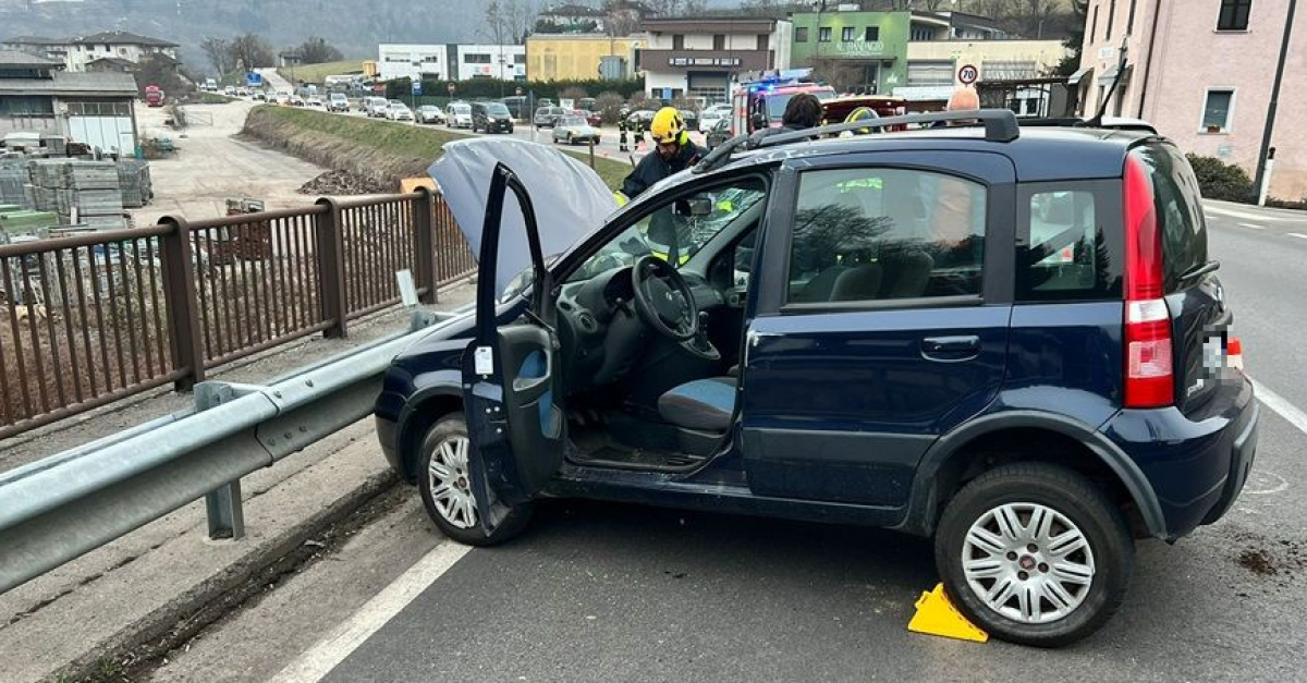 Perde il controllo dell'auto e si schianta contro il guardrail (FOTO ...