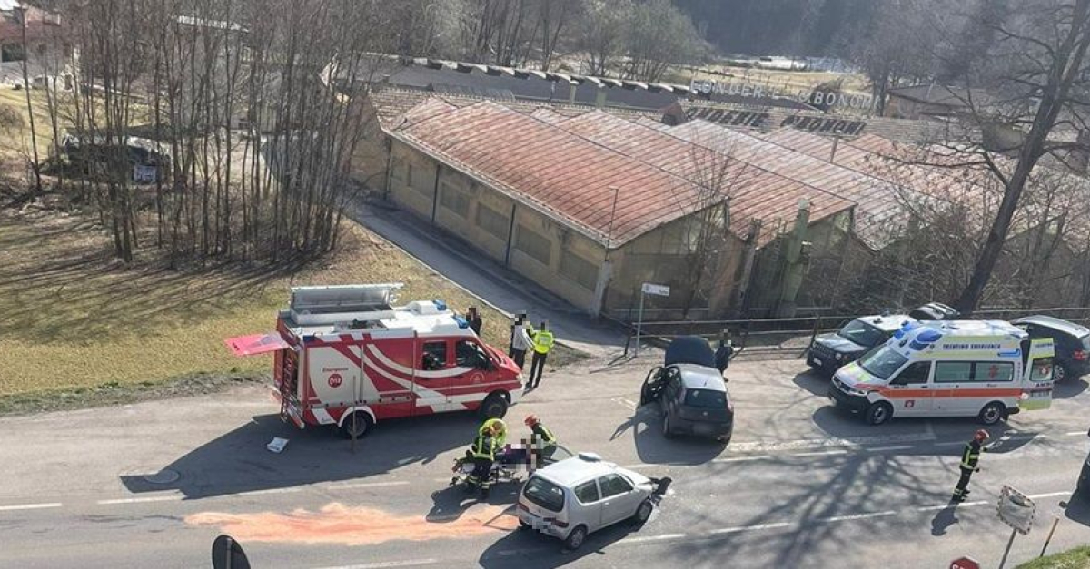 Violento scontro tra due auto all'incrocio (FOTO), intervento dei ...