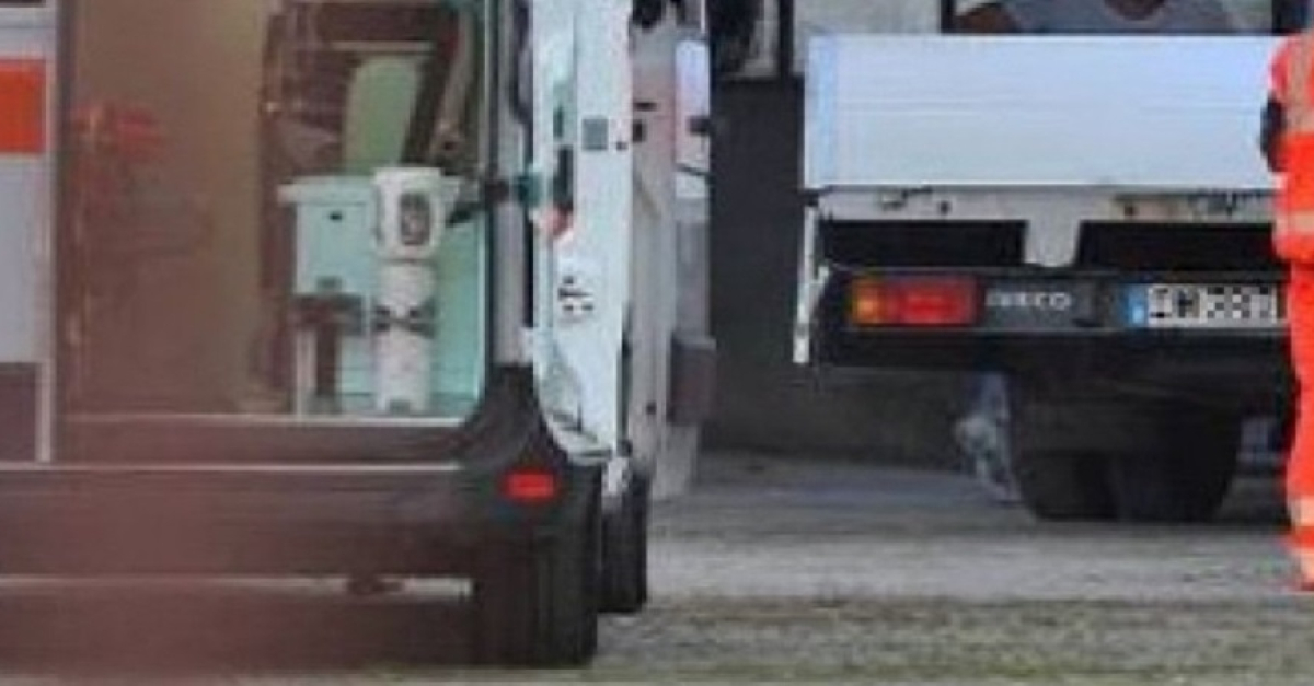 Incidente sul lavoro, precipita da un ponteggio e batte la testa a ...
