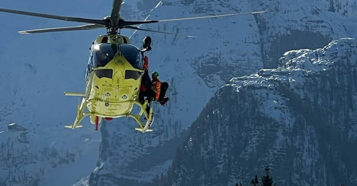 Scivola sul sentiero coperto di neve e precipita per decine di metri in ...