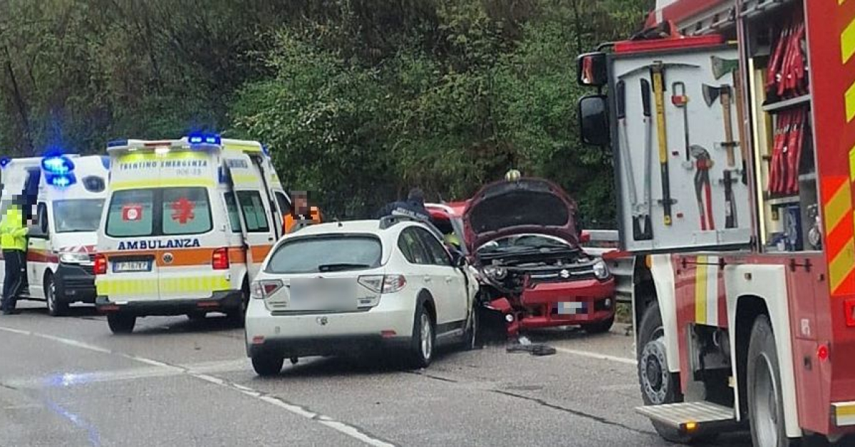 Violento frontale tra due auto sulla Statale: tre persone trasportate ...