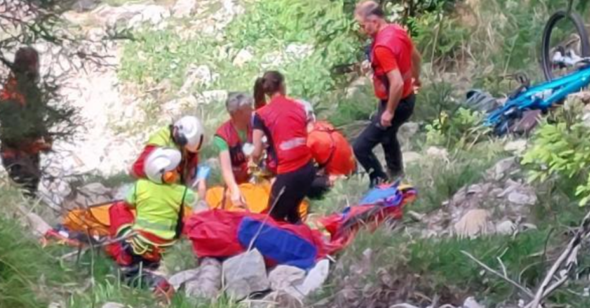 Precipita per 50 metri tra le rocce durante un'escursione con la sua ...