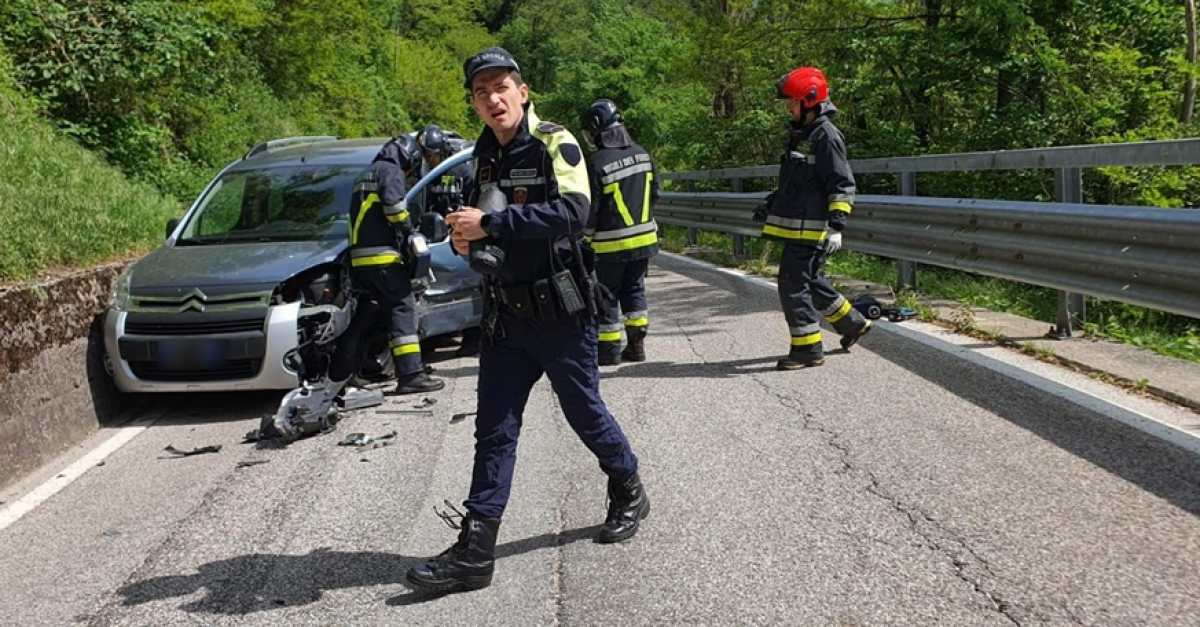 Scontro frontale tra due auto (FOTO), una persona resta incastrata nell ...