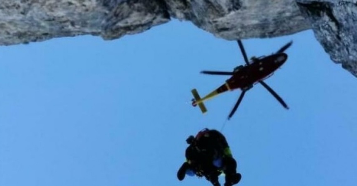 Investito da una scarica di sassi mentre arrampica in parete: climber ...