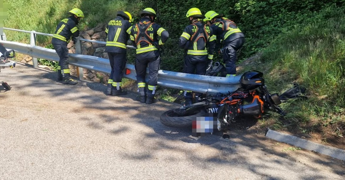 Tremendo schianto in moto, 21enne finisce in un fossato: trasportato d ...
