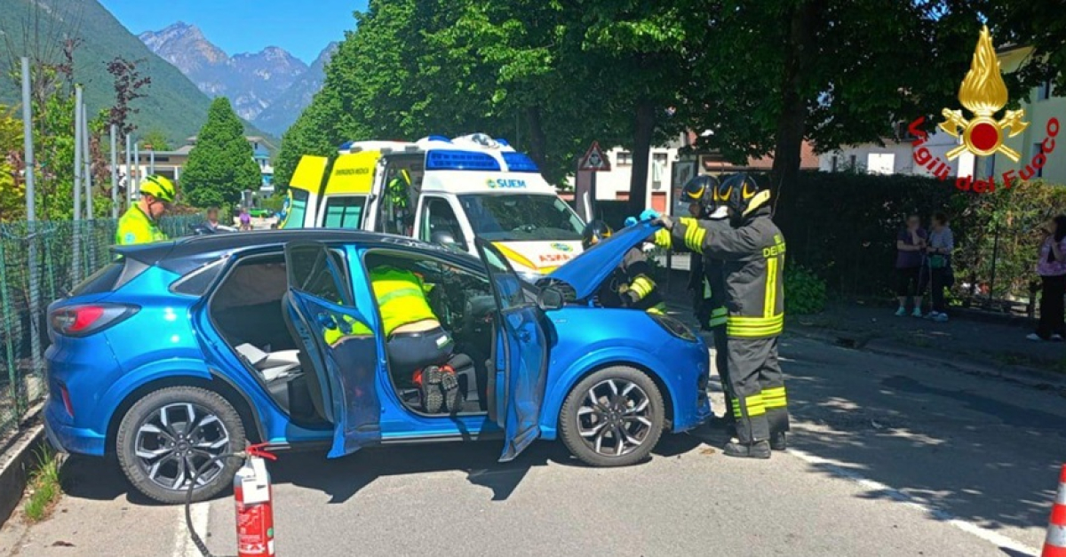 L'auto sbanda e si schianta contro un albero: il conducente estratto ...