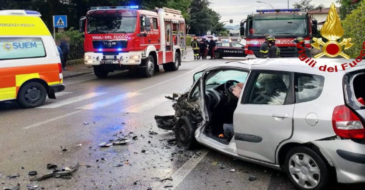 Violento scontro frontale tra due auto e una persona intrappolata tra ...
