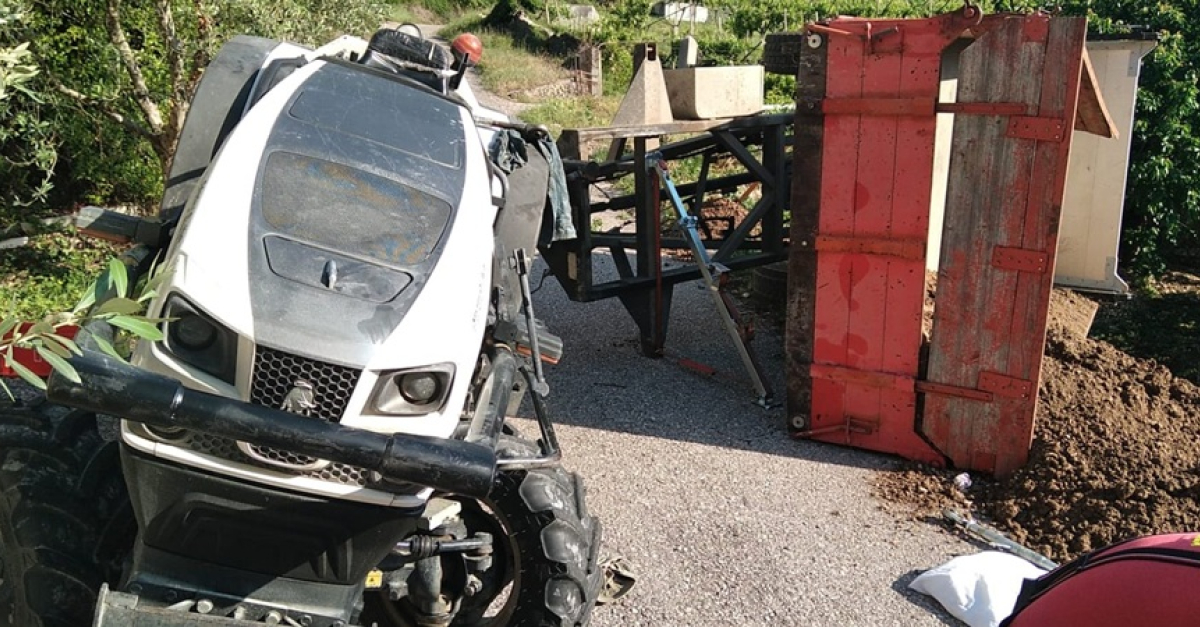 Si ribalta il trattore: momenti di paura in campagna. Un uomo di 60 ...