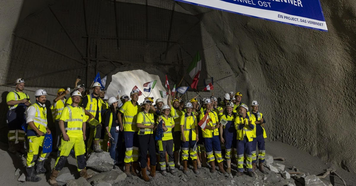 Lavoratori italiani e austriaci scavano sotto le Alpi per unire i due Paesi attraverso un tunnel
