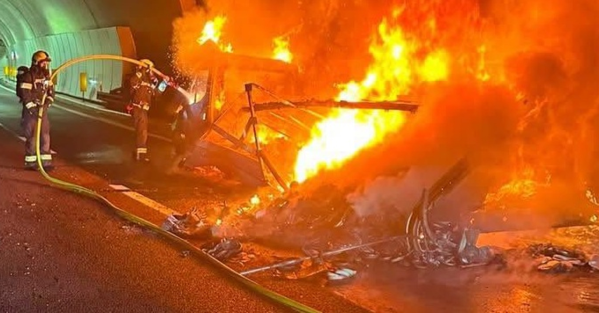Vento devastante nella notte, tetti scoperchiati e coltivazioni distrutte, vigili del fuoco in azione per soccorso e riparazioni, immagine di approfondimento