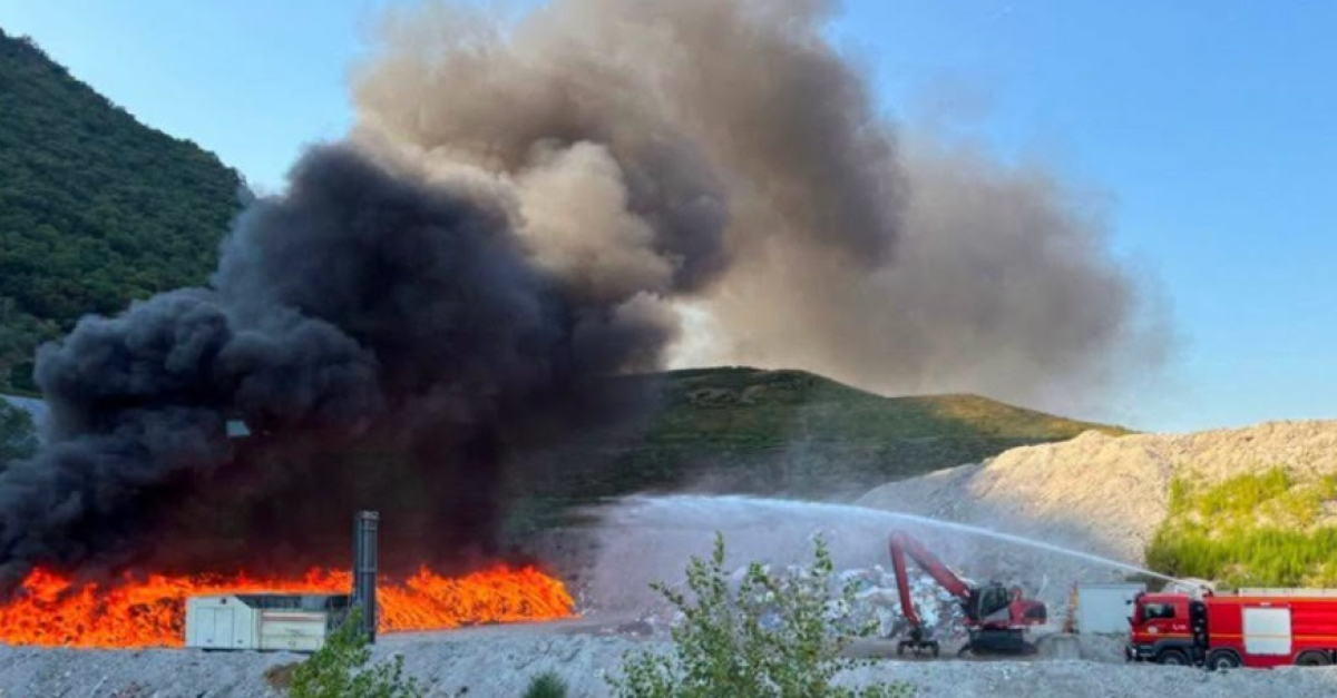 Fumo nero si alza dalla discarica di Vadena, visibile dall'autostrada del Brennero, con intervento di vigili del fuoco