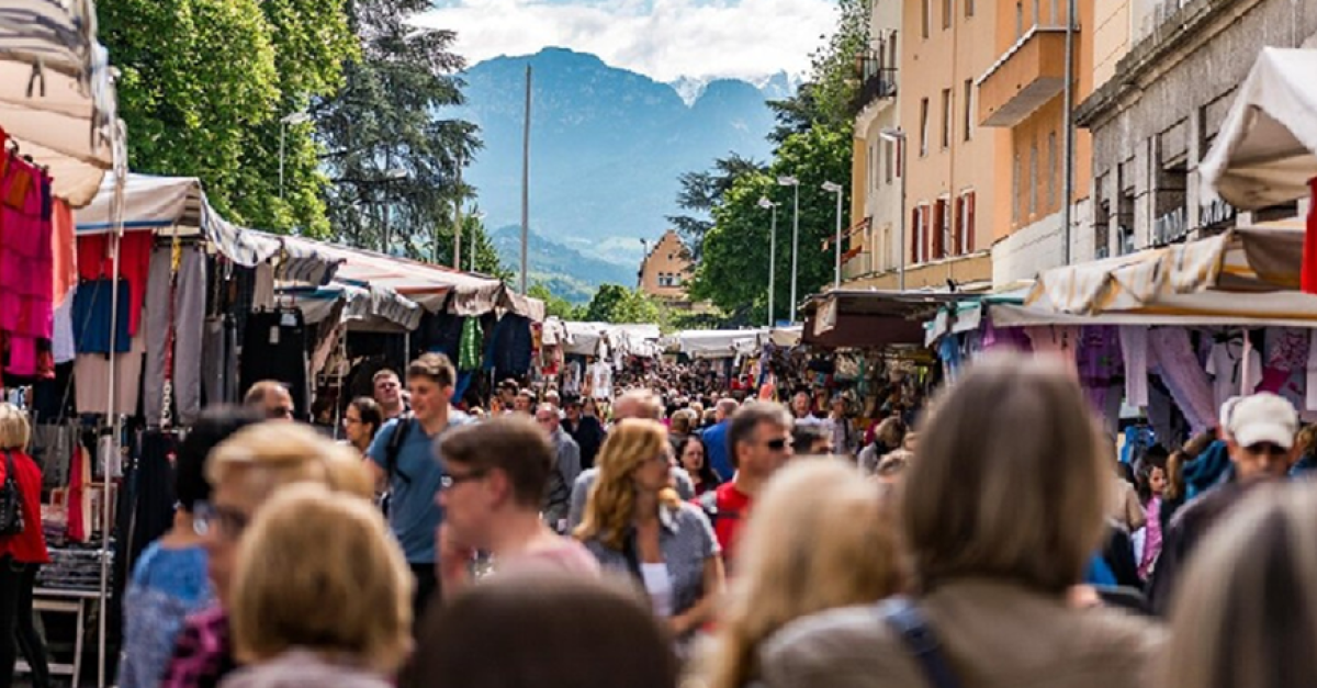 Mercato del sabato a Bolzano cerca un nuovo spazio dopo il crollo del Tribunale e la mancanza di posti auto