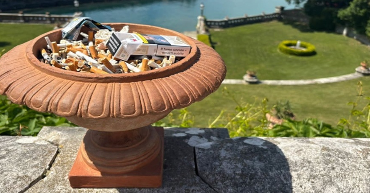 Vasi storici del castello di Miramare pieni di mozziconi e rifiuti, gestione chiede rispetto