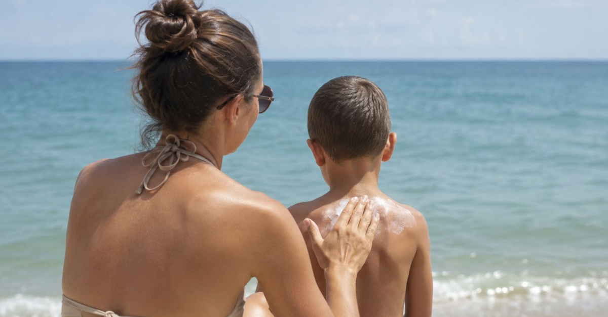 Una divulgatrice scientifica afferma che le creme solari siano tossiche e il sole non causi il melanoma, suscitando polemiche tra esperti