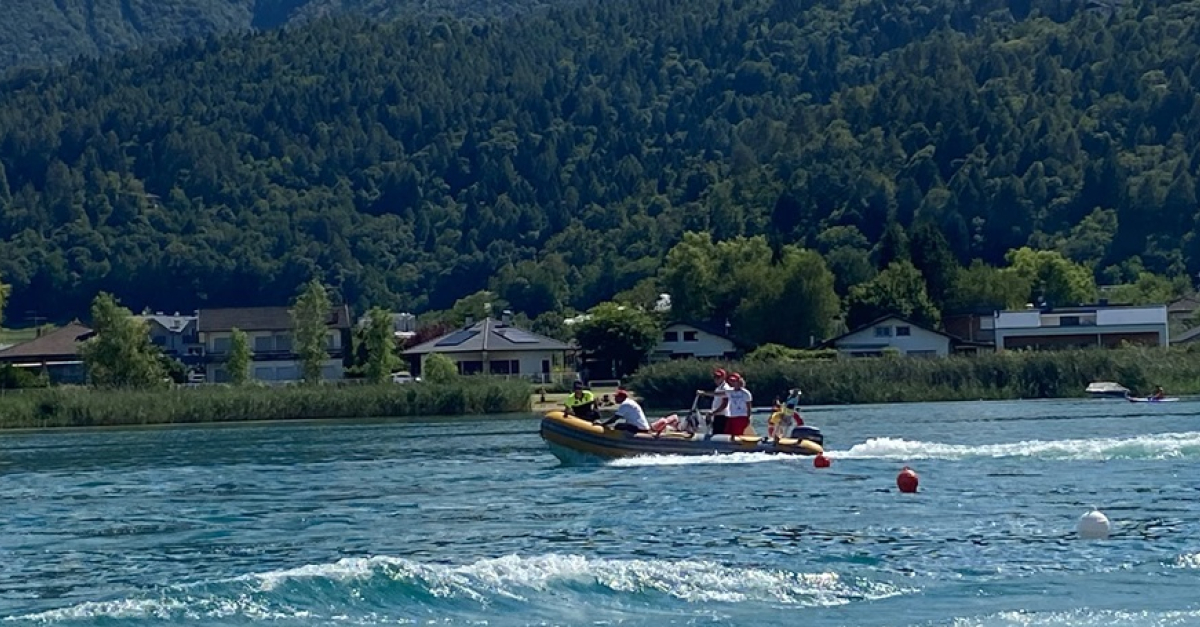 Polizia locale e vigili del fuoco monitorano la spiaggia durante la manifestazione "Dragon boat" a Caldonazzo