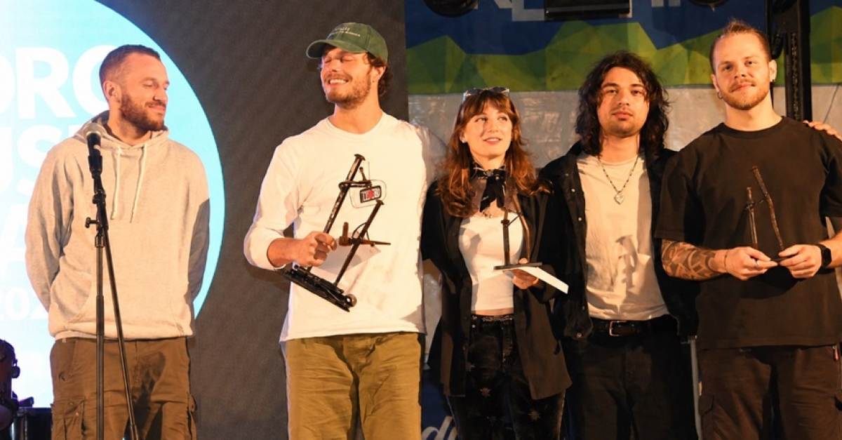 Piazza gremita durante la prima edizione del Ledro Music Award con artisti e pubblico