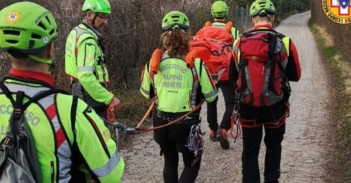 Escursionisti in difficoltà e soccorso alpino in azione sulle Dolomiti durante un'attività in montagna