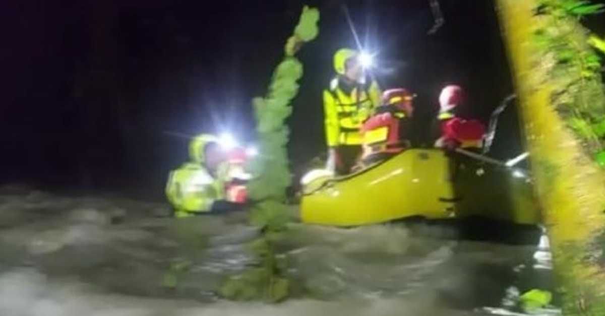 Quattro persone in difficoltà in un torrente durante un'escursione in kayak, salvate dai vigili del fuoco