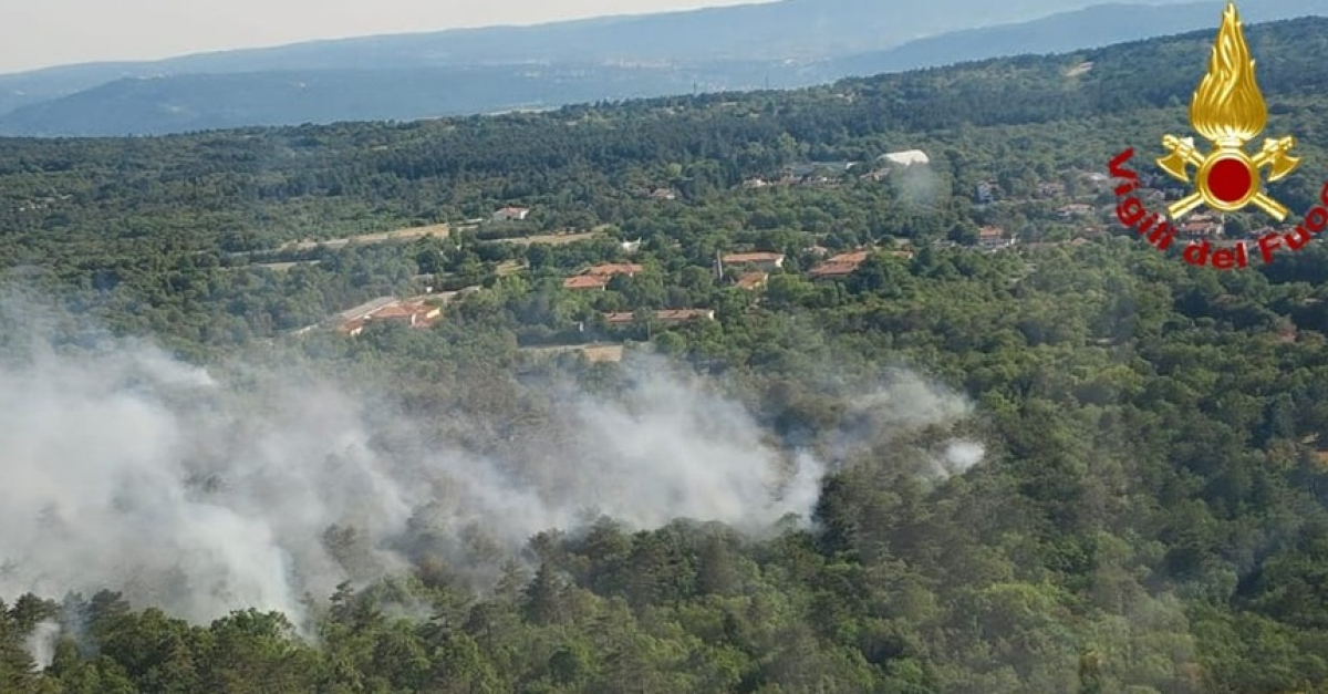 Incendio sul Carso, elicotteri in azione e squadre protettive a protezione di abitazioni e casa di riposo