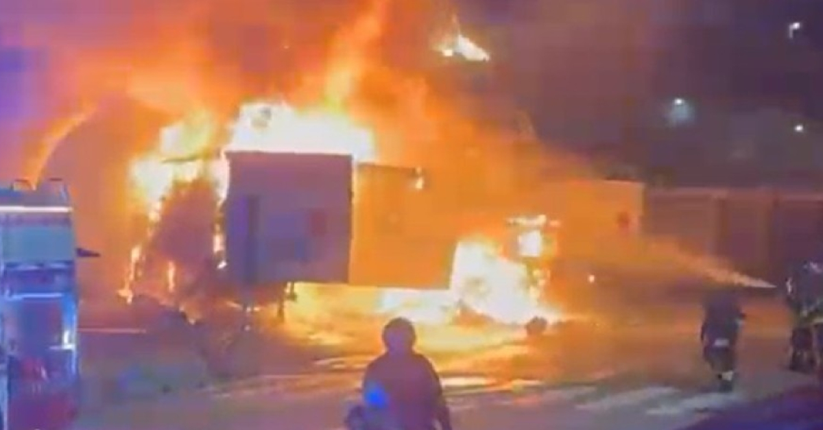 Incendio in autostrada, tre semirimorchi in fiamme e colonna di fumo visibile da chilometri, vigili del fuoco in azione