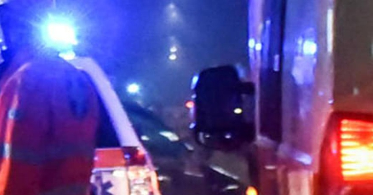 Perde il controllo del mezzo e finisce contro il guard-rail: momenti di ...