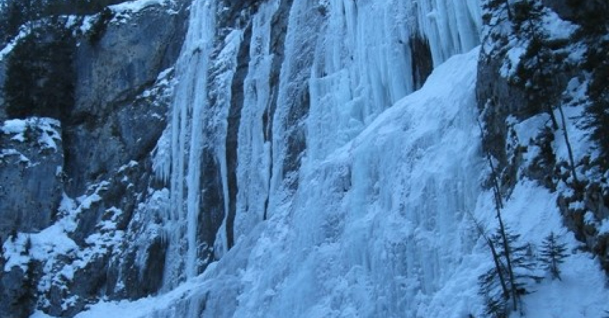 Cade dalle cascata di ghiaccio e muore sotto gli occhi del marito - il ...