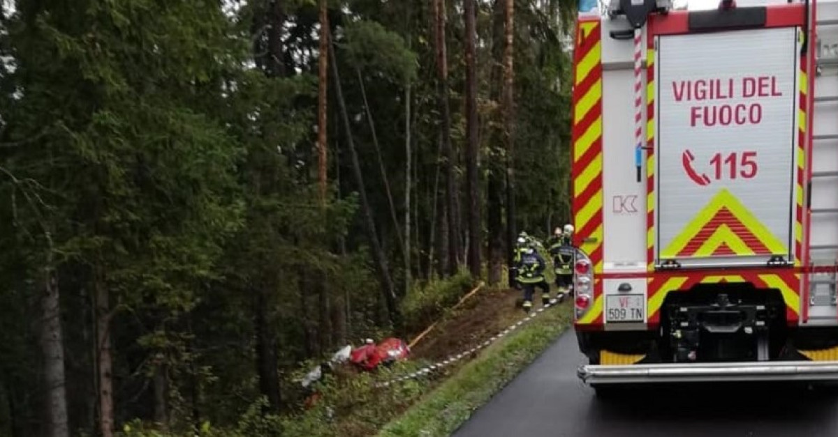 Esce di strada con l’auto e precipita nella scarpata, per estrarla ...