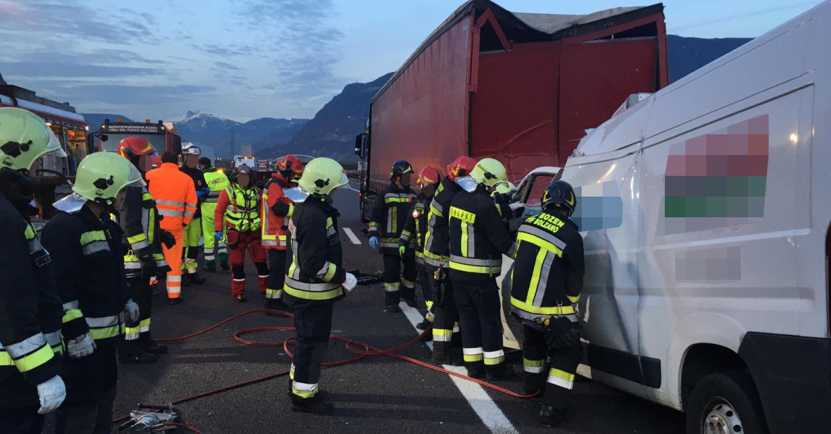 Tragico incidente tra un furgone e un mezzo pesante in A22. Muore uno ...