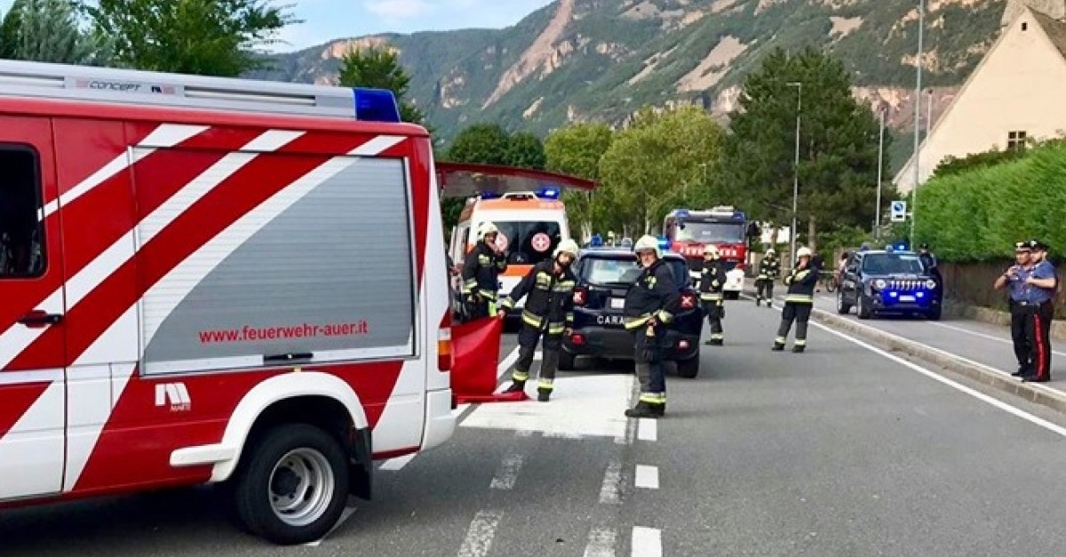 Tragedia sulla strada, scivola con la moto e viene trascinato contro il ...
