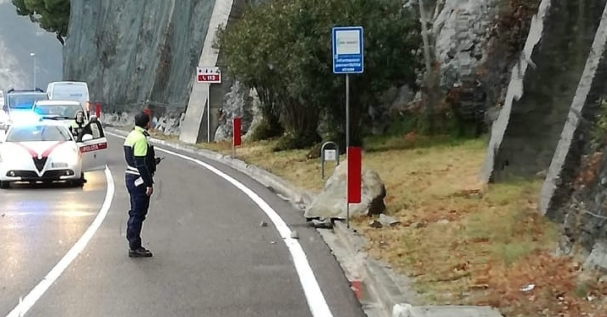 Paura tra Riva e Torbole, sulla strada cade un grosso masso - il Dolomiti