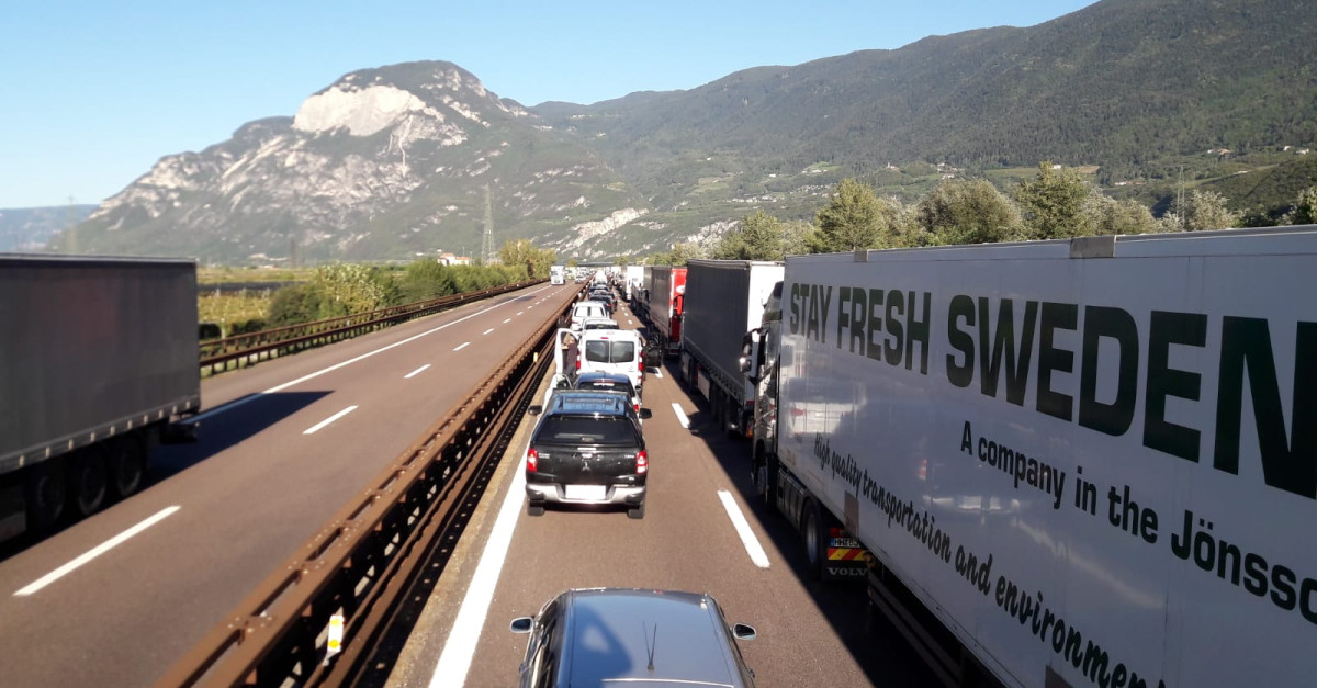 Furgone sotto un camion, grave incidente in A22 - il Dolomiti