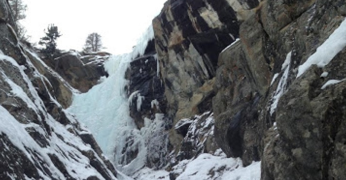 Precipita da una cascata di ghiaccio davanti agli occhi della compagna ...