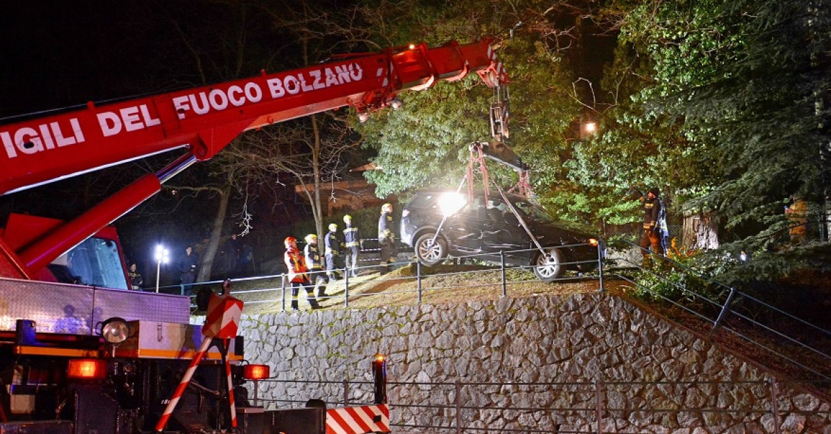 Finisce con il Suv in un percorso pedonale e poi si schianta contro un ...