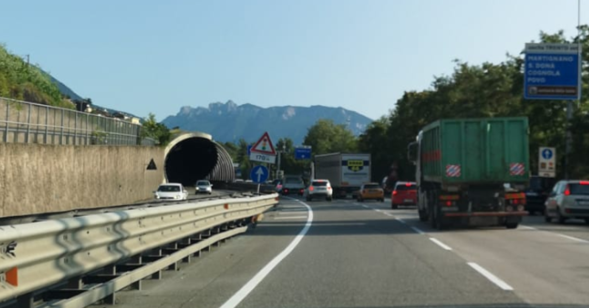 Camion in panne, galleria di Martignano chiusa: traffico in tilt sulla ...