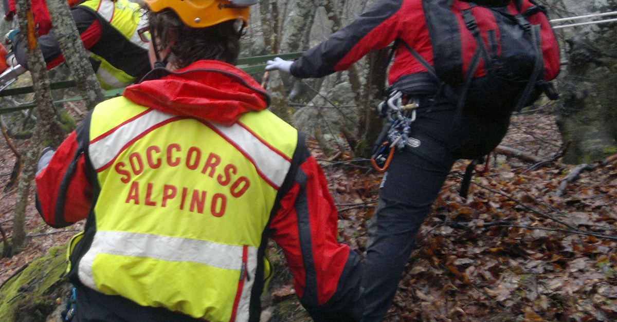 Va a fare una passeggiata nel bosco, scivola e cade per diversi metri ...