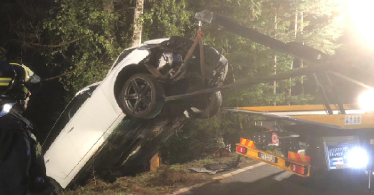 L'auto sbanda e finisce fuori strada ma la salvano gli alberi - il Dolomiti