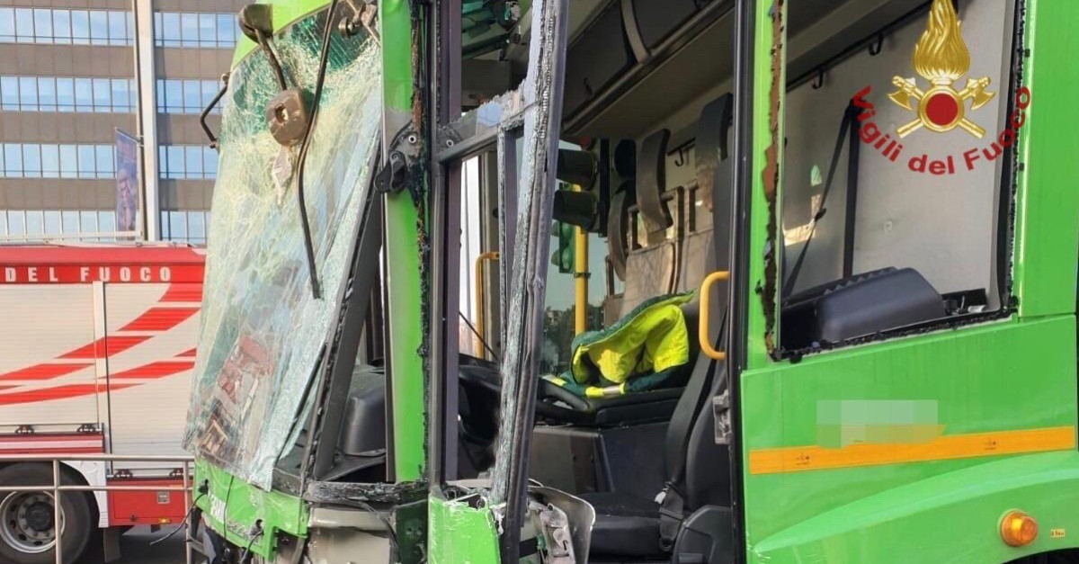 Scontro tra un bus e un camion per i rifiuti, una donna è in coma, ci ...