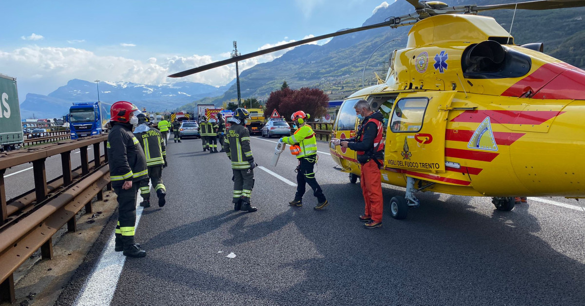 FOTO. Schianto in A22, un furgone tampona un mezzo pesante. Due feriti ...