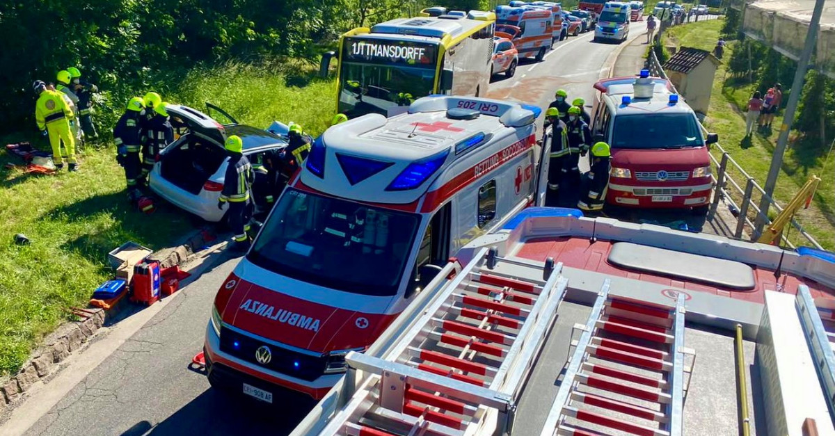 LE FOTO. Scontro frontale fra un autobus e un'auto: sei feriti, due ...