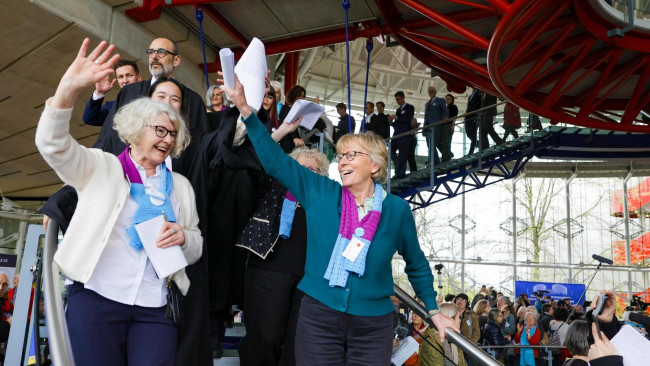 Le "Anziane per il clima" alla Corte Europea di Strasburgo. Foto Greenpeace