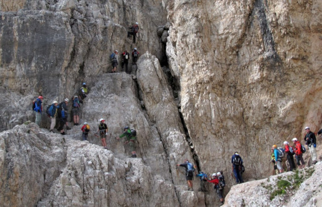 Coda di escursionisti sulla ferrata del Paterno