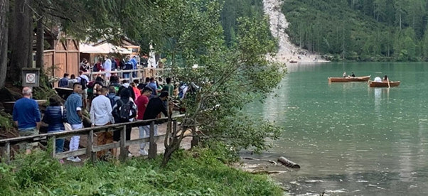 Lago di Braies invaso da frotte di turisti