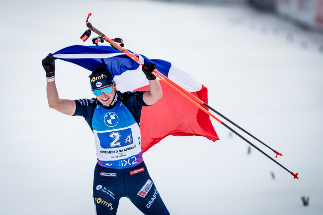 (Julia Simon festeggia in maniche corte la vittoria in staffetta del 2024, foto Facebook - Biathlon NMNM)